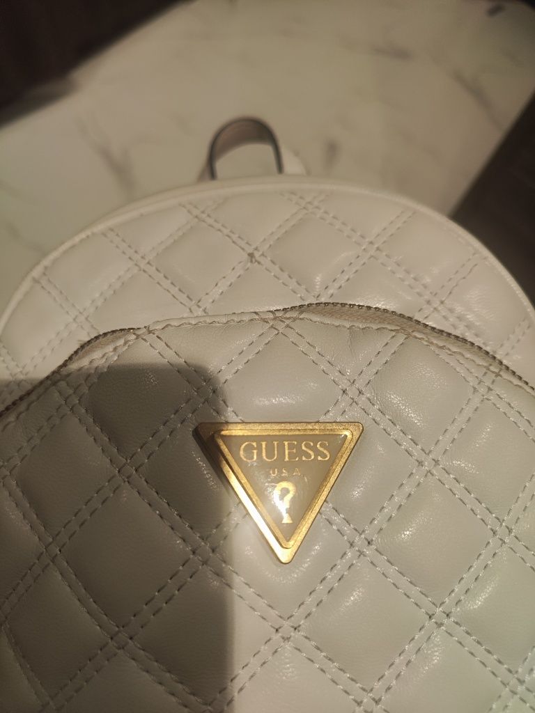 Бяла раница guess