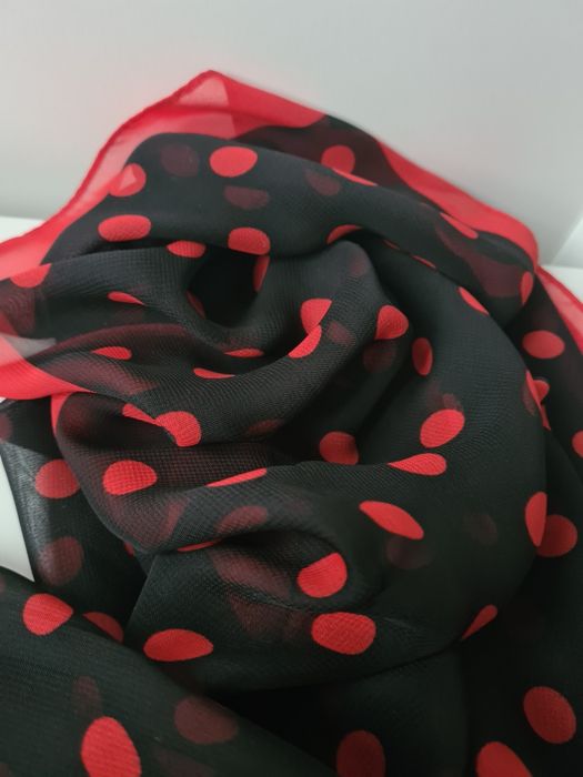 Дамски шал на точки в черно и червено