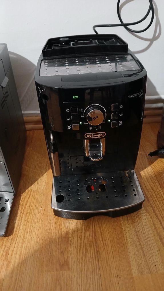 Aparate de cafea de vânzare.