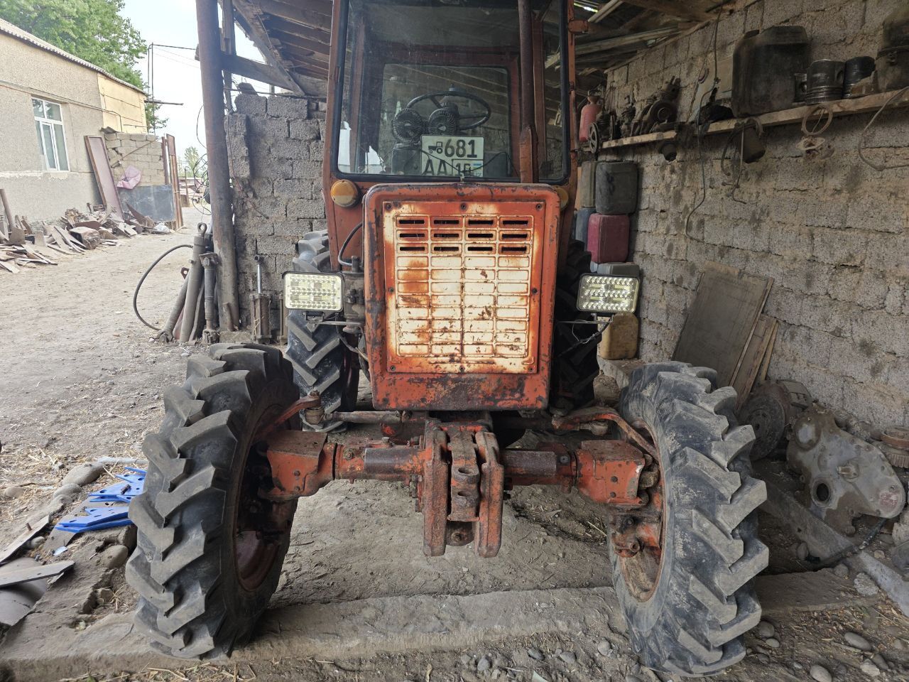 Traktor T 30 4×4 sotiladi.