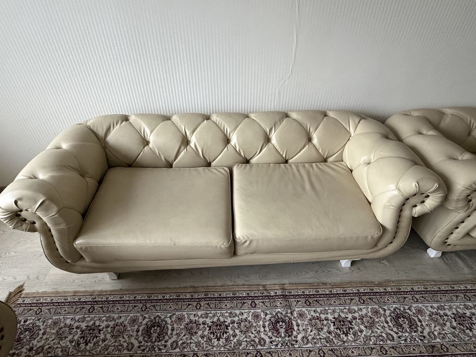 Диван с двумя креслами