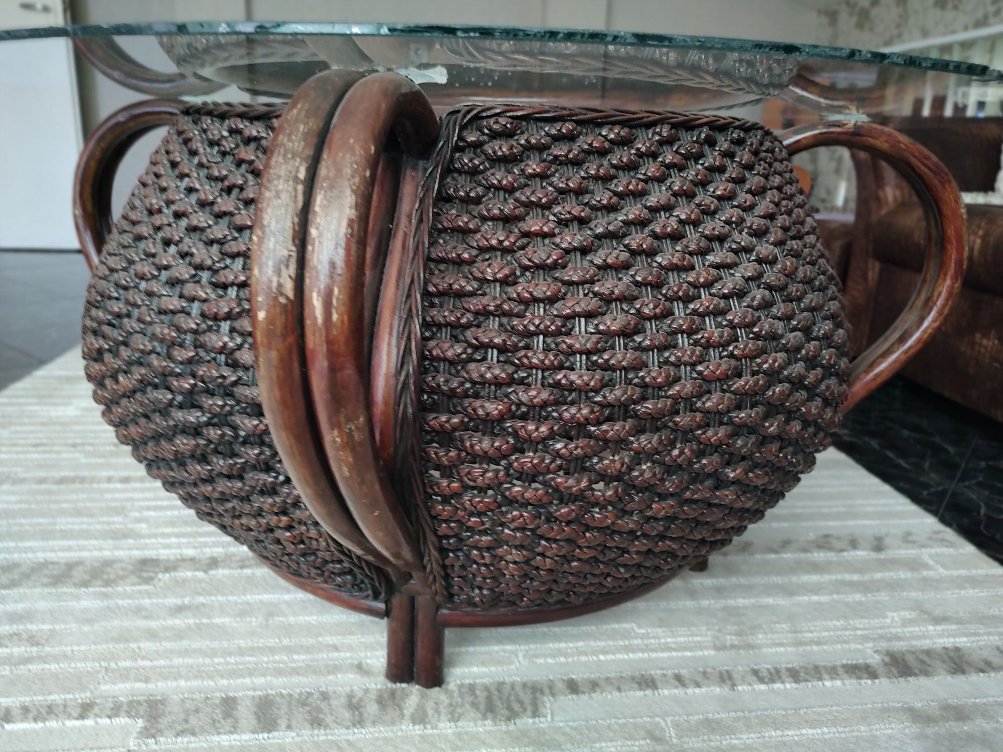 Ратанова маса със стъкло