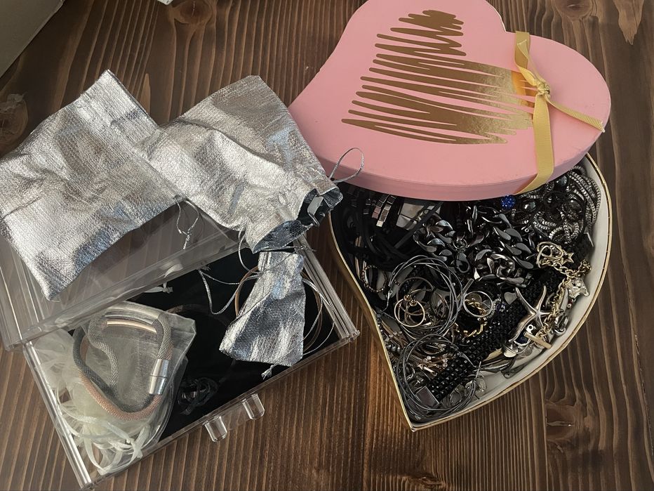 Кутия с бижута: обеци, гривни и колиета