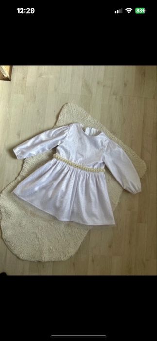 Rochita alba potrivita pentru serbare sau evenimente speciale