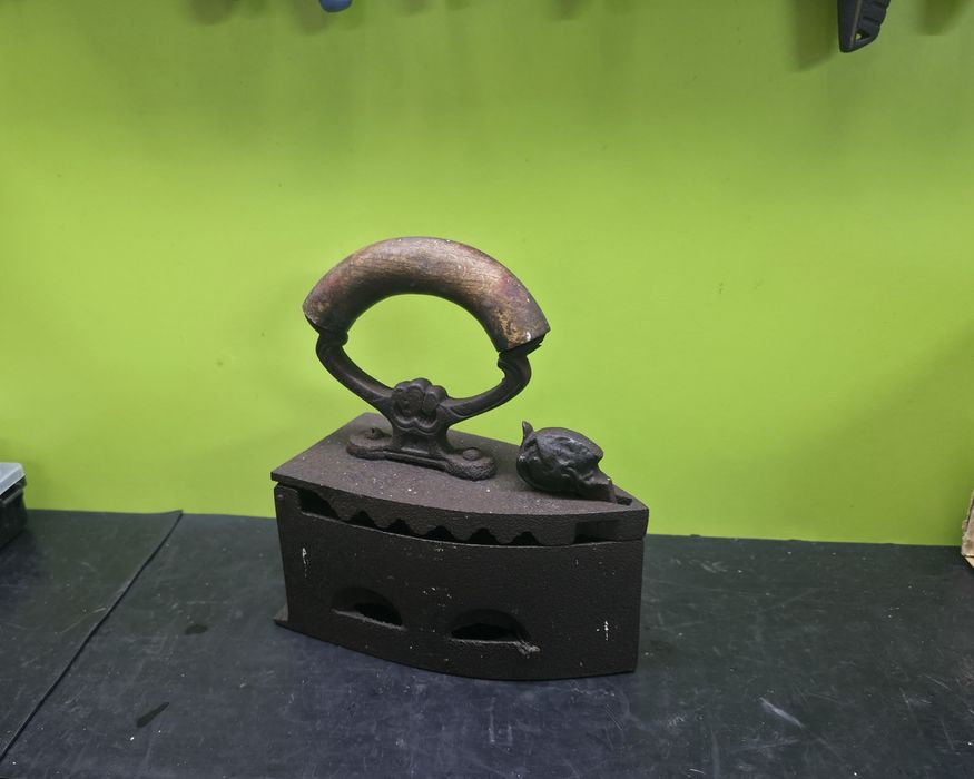 Стара ютия на жар