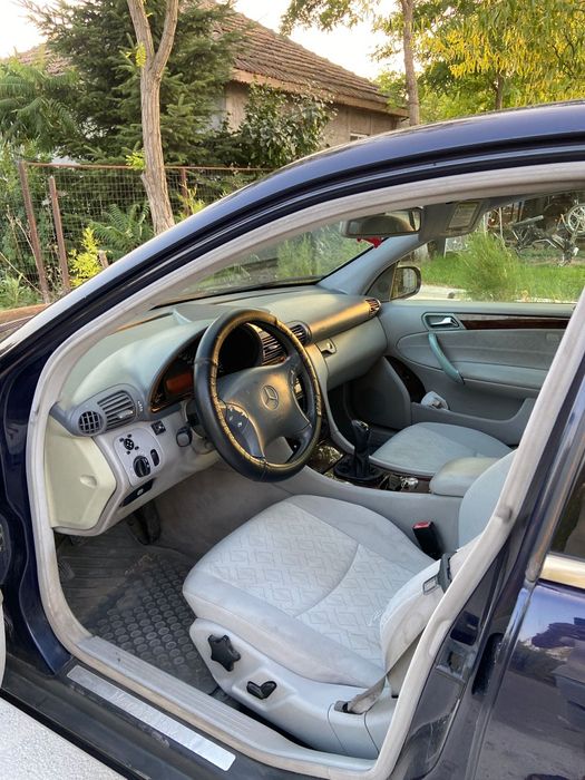 Vând Mercedes C180