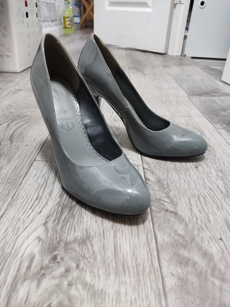 Продам женские лакированные туфли