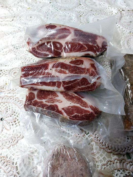 Домашни мезета старец,луканка..и т.н.