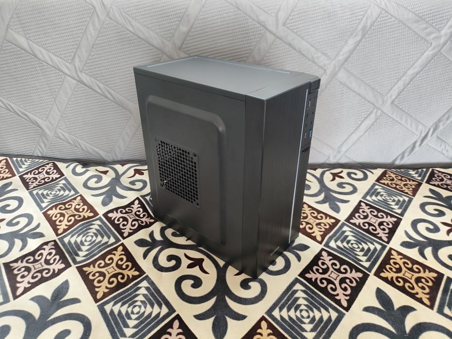 Новый компьютер с подсветкой работает в отличном состоянии