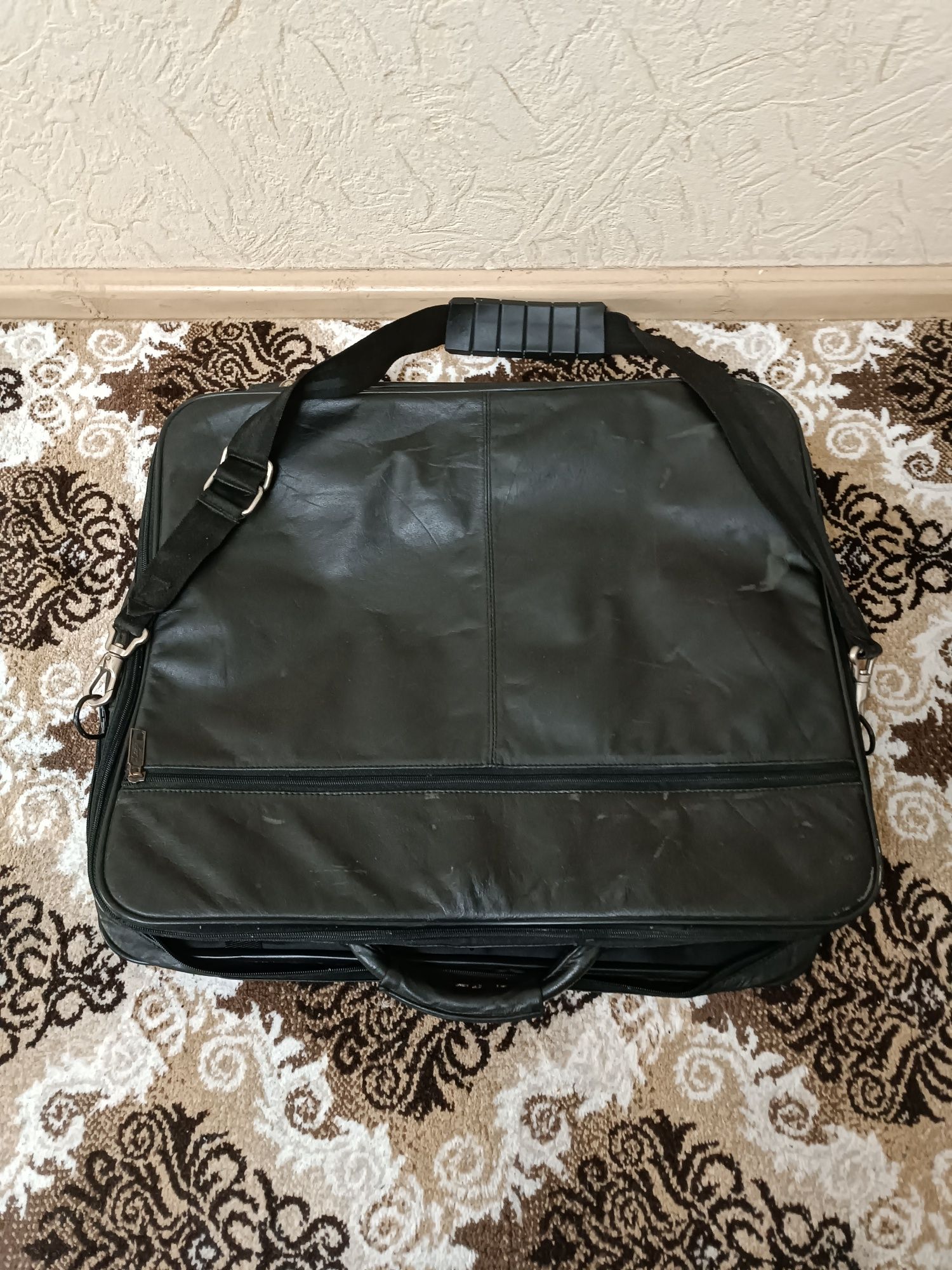 Кожаная сумка,портфель для туриста