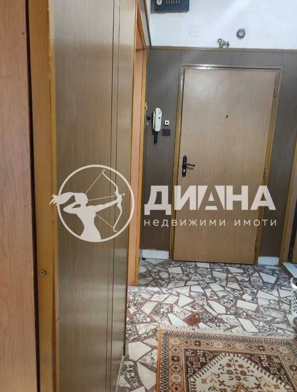 Тристаен, полуобзаведен, панелен апартамент, зад Хаджията Груев,Изгрев