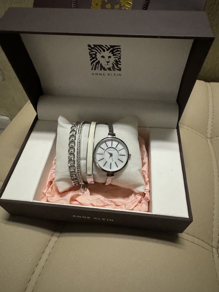 Продам набор (часы и браслеты) Anne Klein