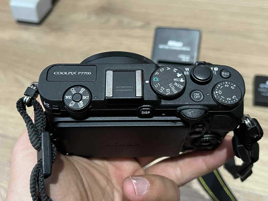 Aparat foto digital Nikon Coolpix P7700 cu incarcator si 2 acumulatori