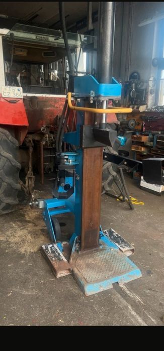 Crepator despicator lemne hidraulic 18 tone