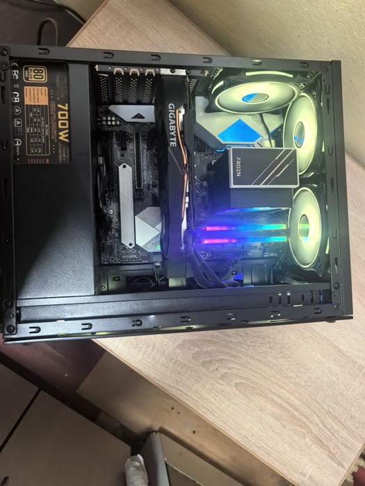 Calculator complet de gaming cu monitor și i7 9700