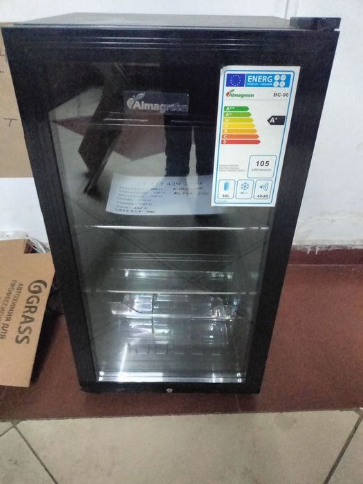 Продам мини холодильник брал 5 месяц назад коробка есть почти новая