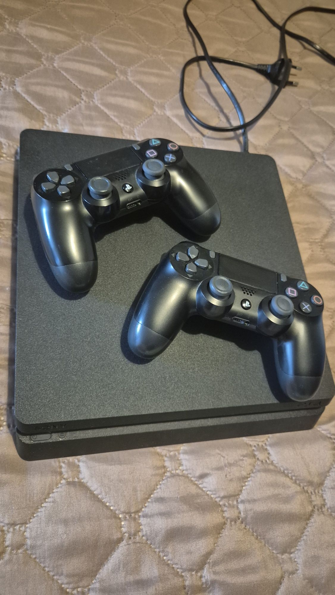 Playstation 4+2контролера+7игри
