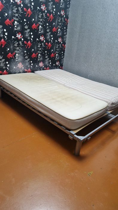 Отдам каркас кровати с матрасами