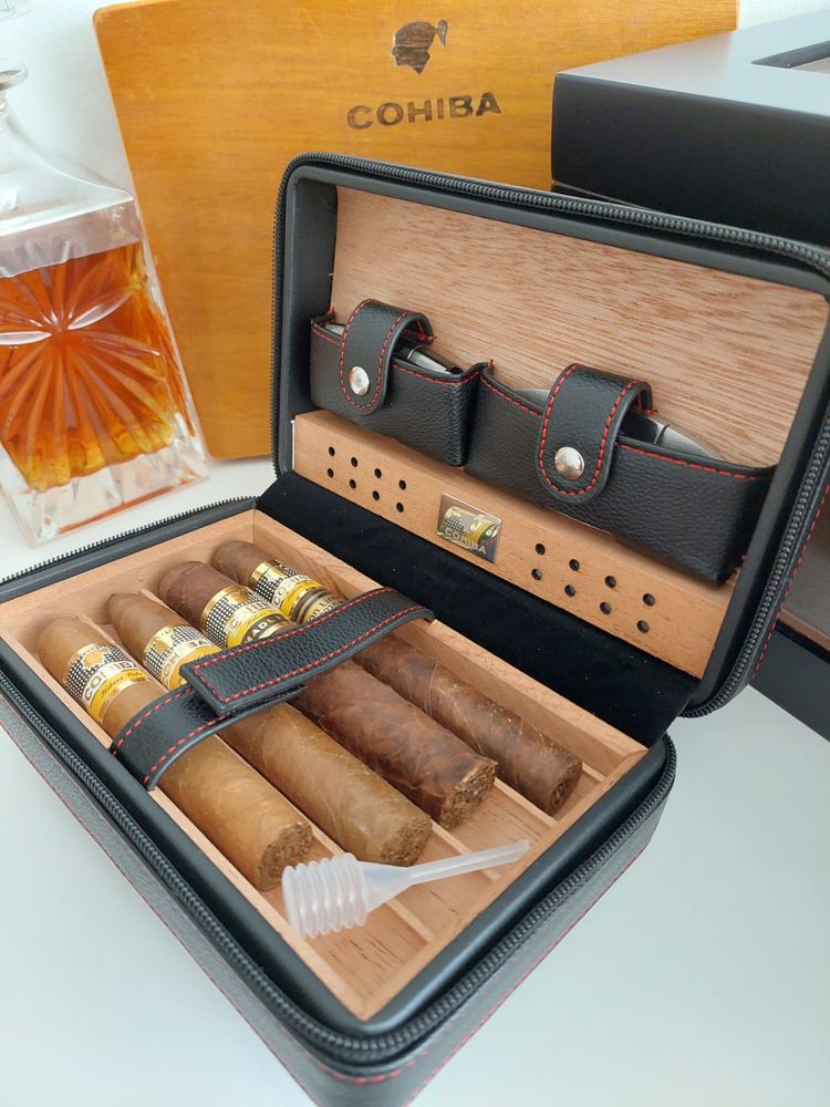 Vand humidor 4 trabucuri Cohiba negru