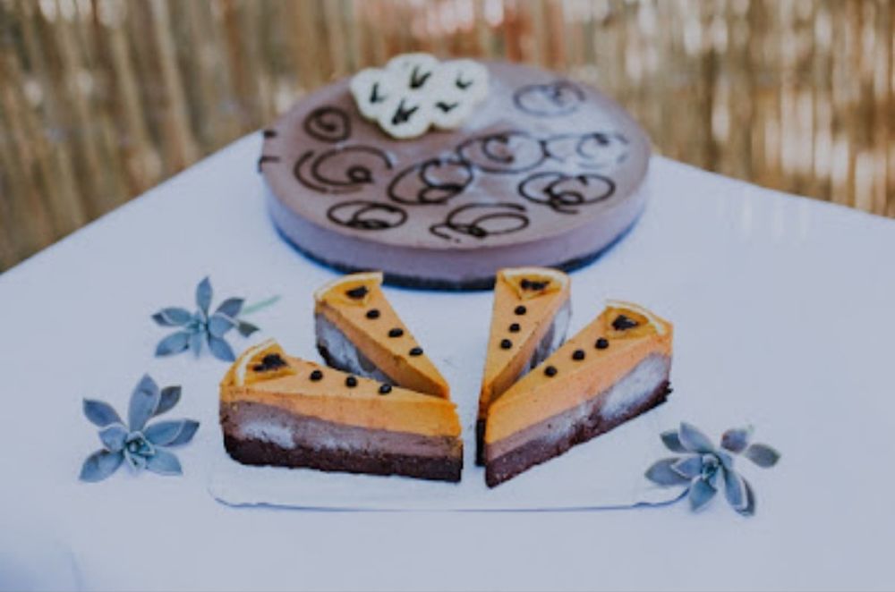 Tort Raw vegan și bomboane dulci
