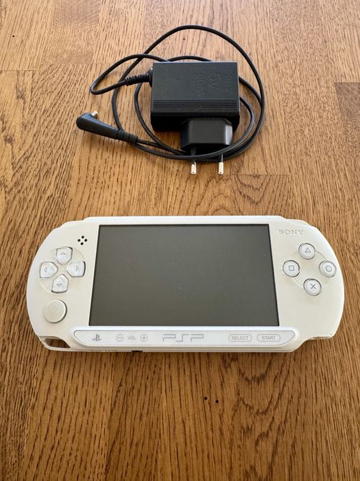 Sony PSP Street E1004 Ice White | Оригинално зарядно |