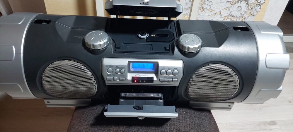 Vând sistem Boombox JVC RV-NB10B în stare perfectă de funcționare