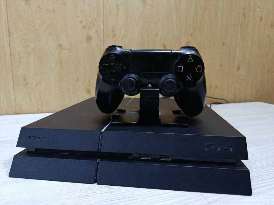 Продается игровая приставка sony PS4 FAT 1Tb