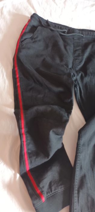 Blugi barbatesti xl negri cu dungi rosii laterale