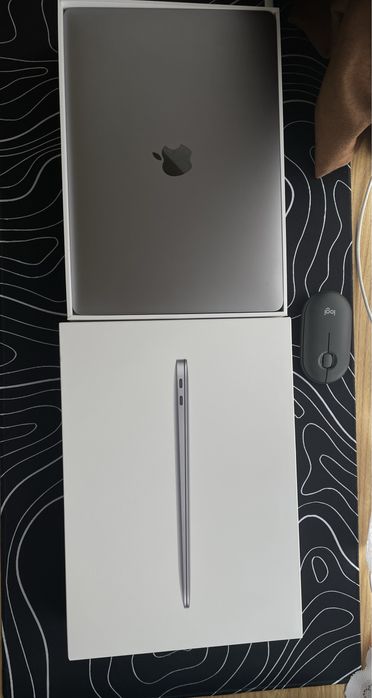 Macbook Air M1 2020 + Mouse Logitech Pebble 2