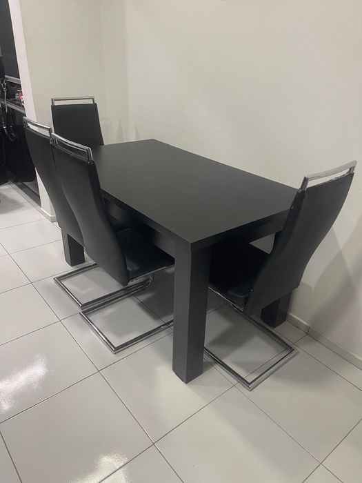 Masă  solida cu scaune.