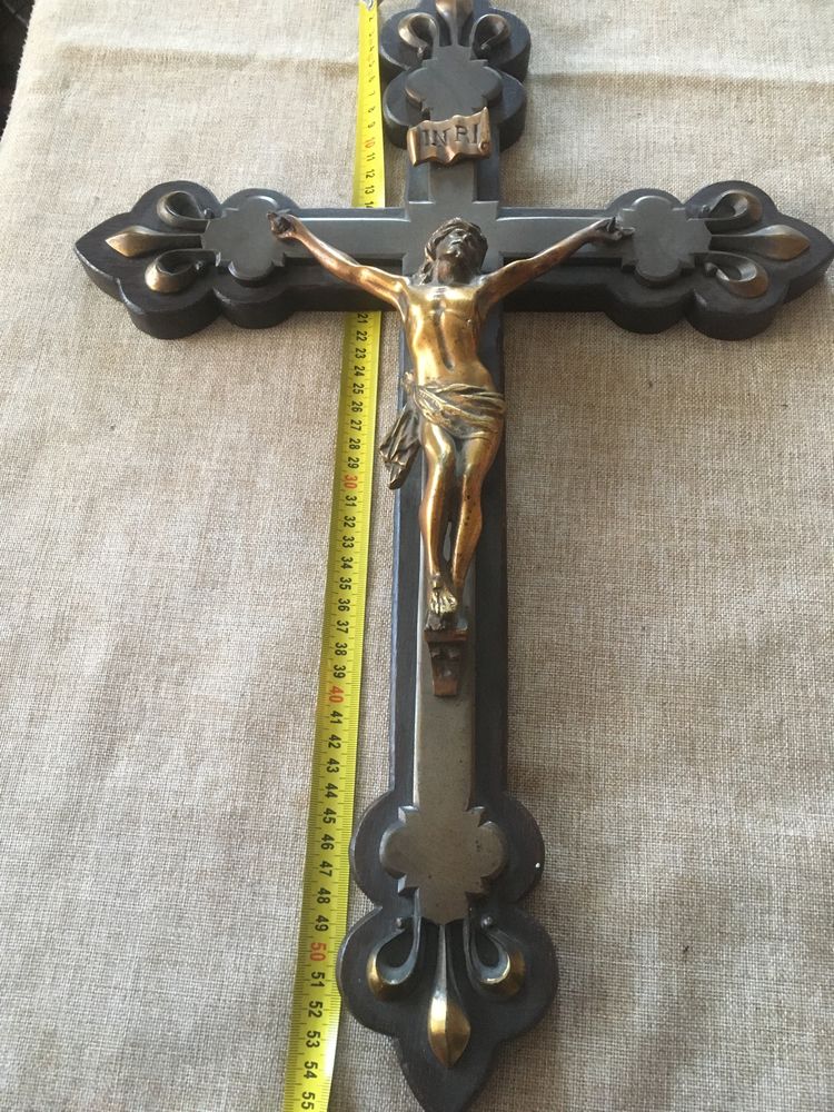 Crucifix bronz, suport lemn