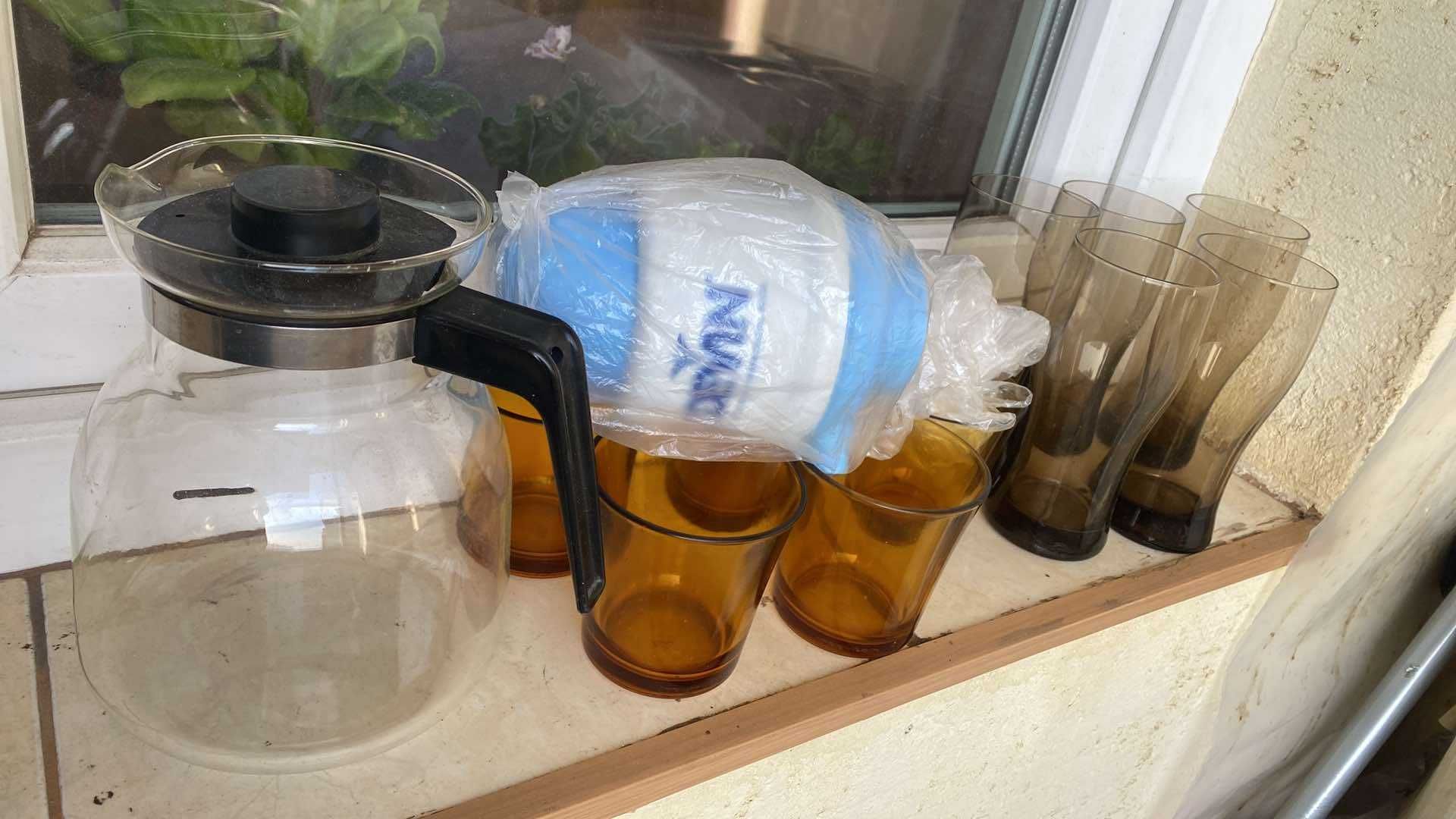 Продавам 2 сета от сервиз за чаши, кани и помпа за вода за 10 лв
