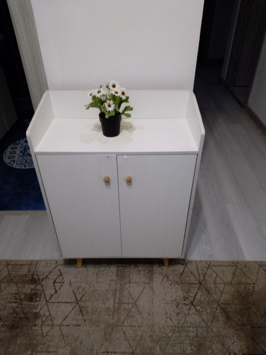 Se vinde 2buc comode sau noptiere      pentru dormitor pentru hol  und