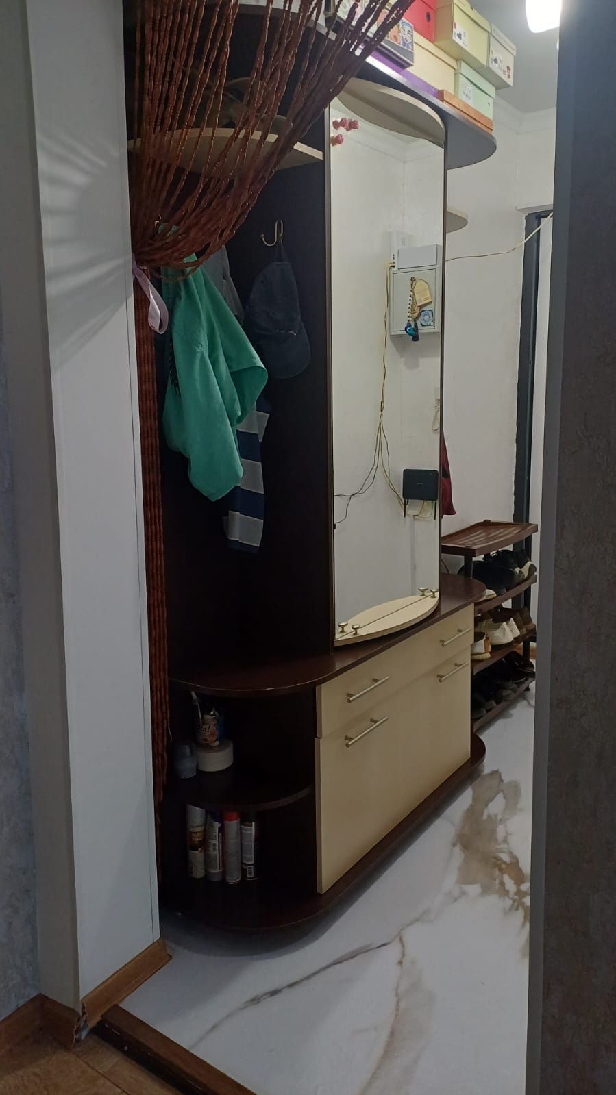 Прихожая и диван.