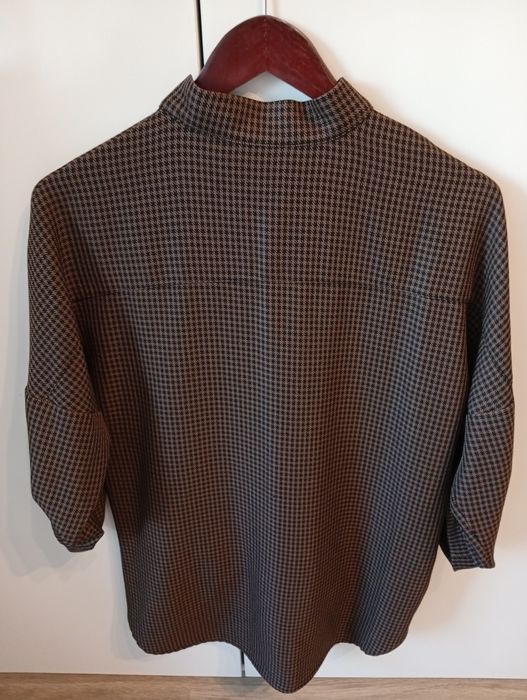 Блуза в кафяво и черно с черни цветя с пайети