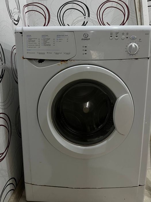 Продаю стиральную машину Indesit WISN81.На Запчасти