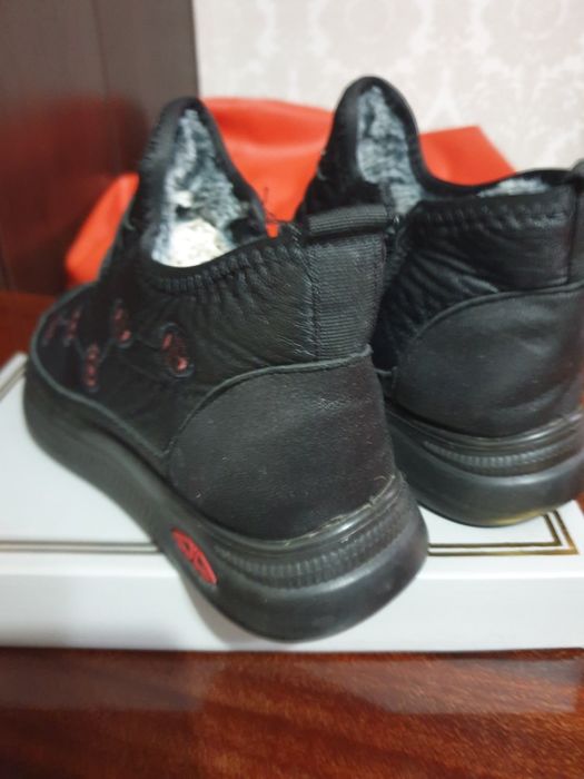 Продаются ботинки.