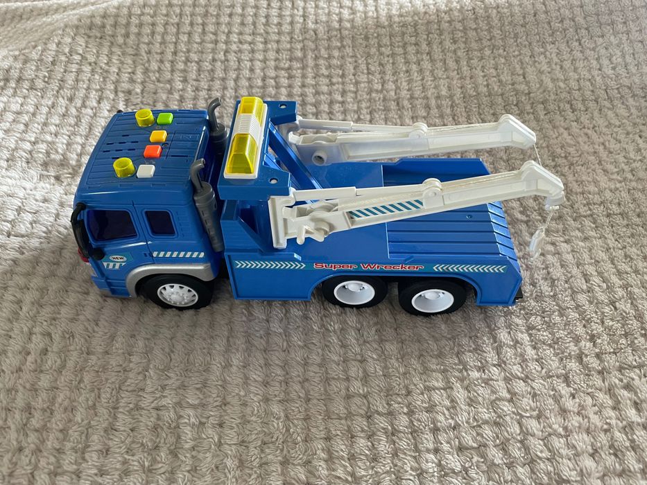 Camion de remorcare de jucărie