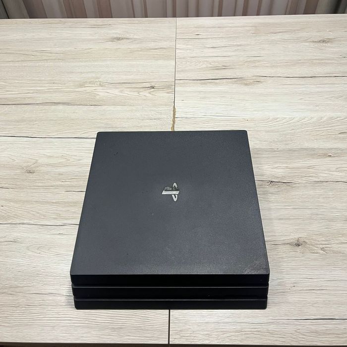 Consola PlayStation 4 PRO, 1TB, 1 controller + 1 joc cadou