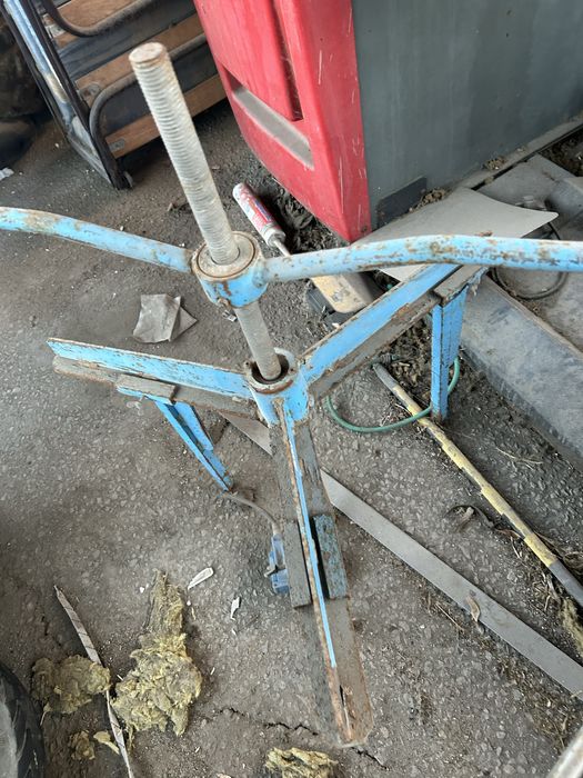 Уред за демонтаж на гуми