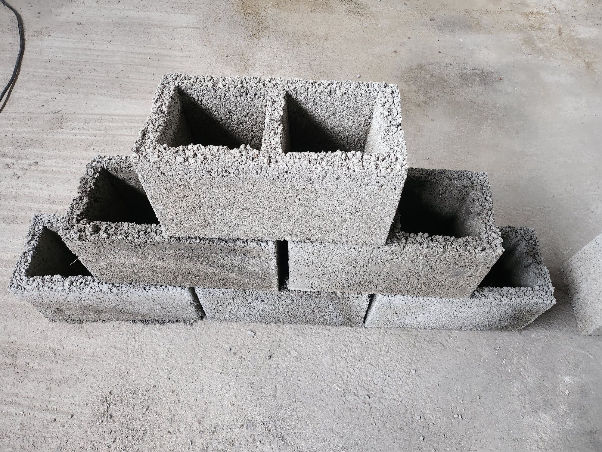 Boltari de beton . Zidarie /Fundatie/Garduri