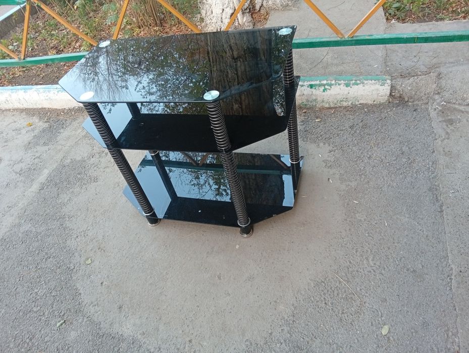 Стеклянный стол.     .