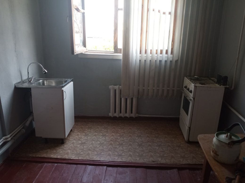Продаю на 3 этаже 1 -ю квартиру.Карасу 6,Мирзаулугбекский район.