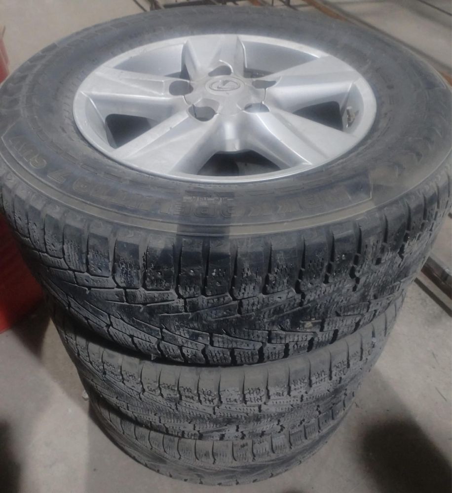Продам б/у зимнюю резину Nokian 285/60 R18 с дисками