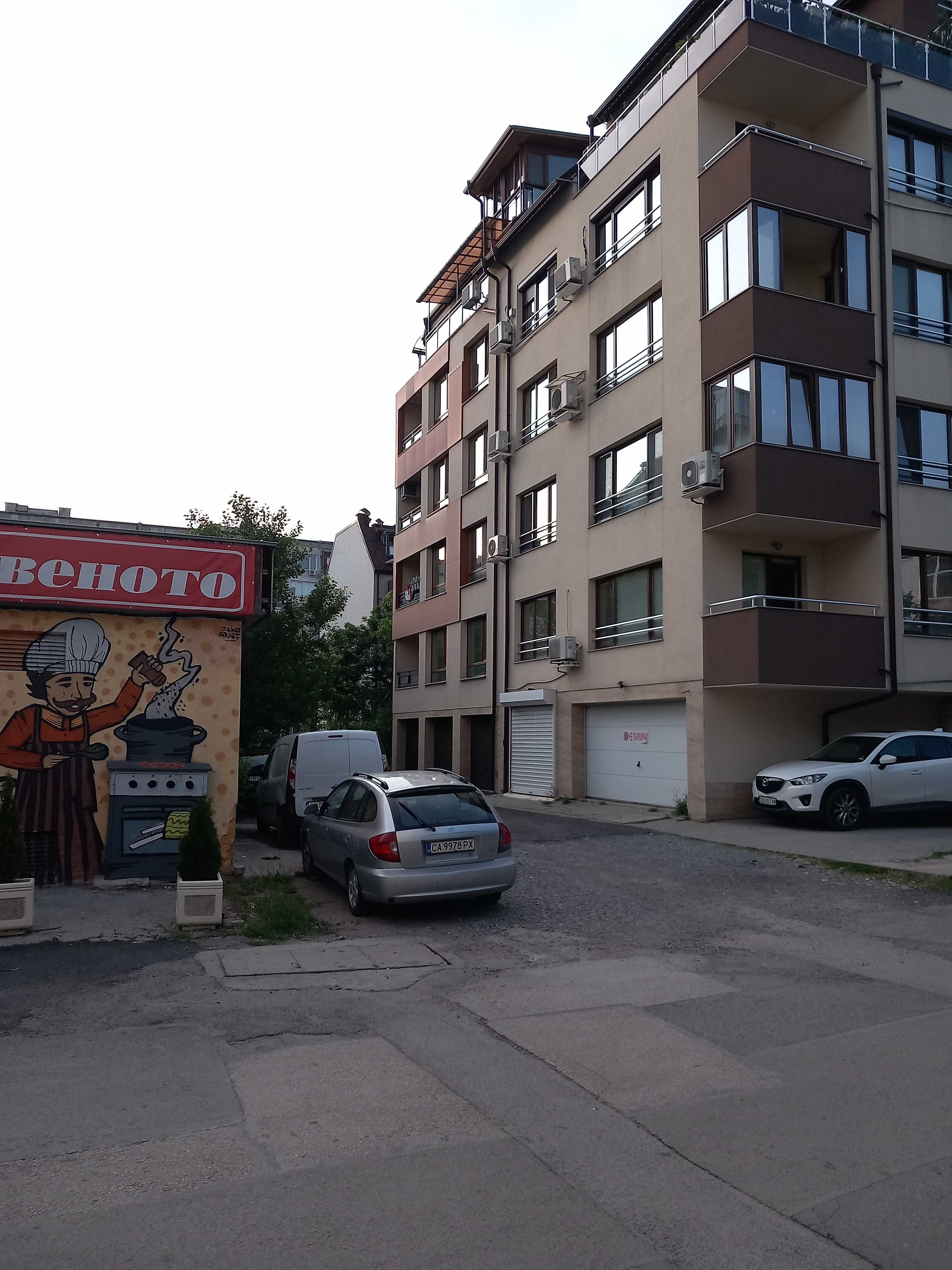 Двустаен апартамент в нов блок с частен двор и паркомясто
