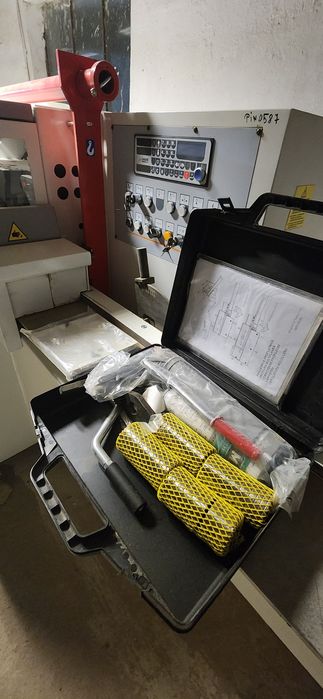 Masina de prelucrat pe 4 fețe