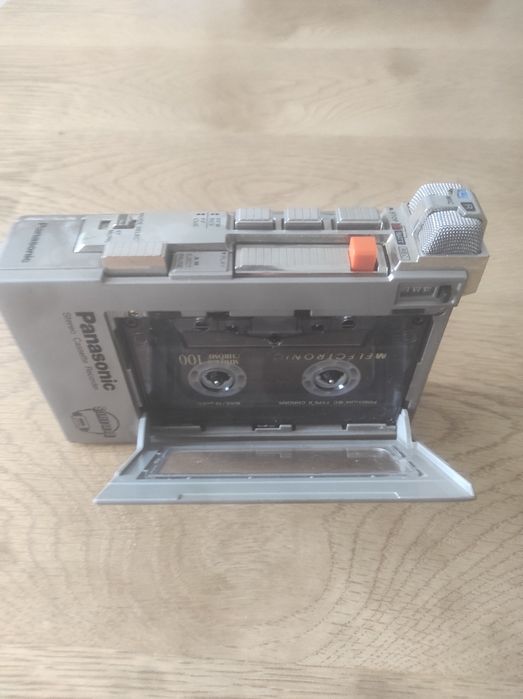 Recorderul-casetofon PANASONIC RQ-136 de epocă este un casetofon