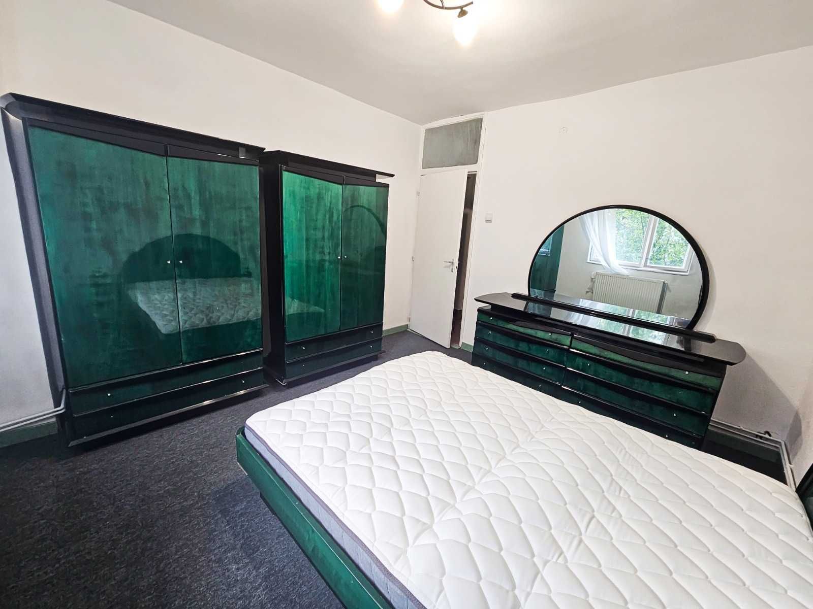 Dau in chirie apartament cu 3 camere si garaj