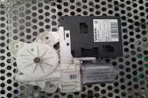 Motoras macara geam fata stanga 30773901AA Volvo V50 1  [din 2003 pana  2011] wagon 2.0 D MT (136 h