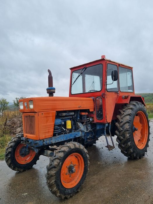 Vând tractor U 650 cu plug cu 3 brazde